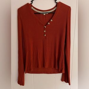 🍂 Terra cotta/Rust Henley long sleeve with tortoise shell buttons